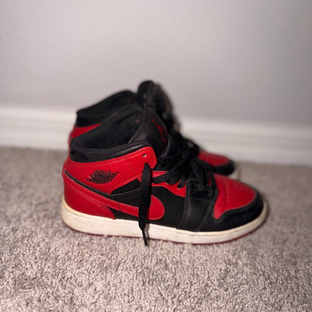Jordan 1 mid Black and Red banned